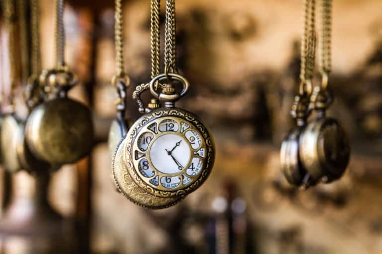 Do Pocket Watches Use Batteries?